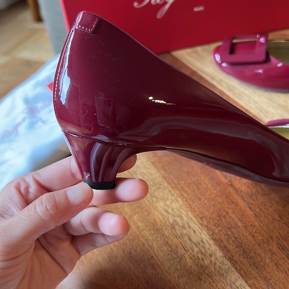 Auth Roger Vivier Classic pump 36.5
